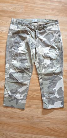 Maskáčové capri nohavice, 30