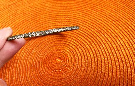 Štrasový náramok,