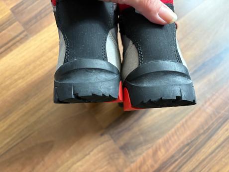 Turistické topánky s podrážkou vibram, 38