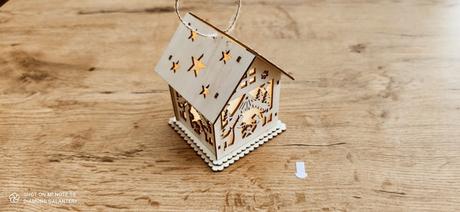 Drevený domček betlehem s led svetlom, 