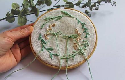 Podnos pod obrúčky v jemných farbách, 