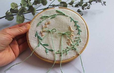 Podnos pod obrúčky v jemných farbách, 