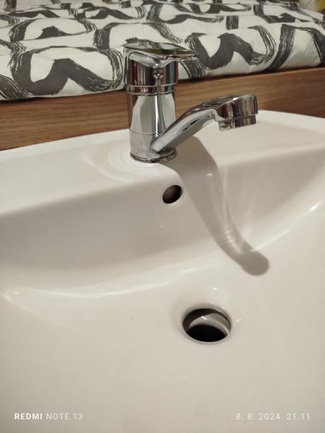 Umývadlo z bateriou, 