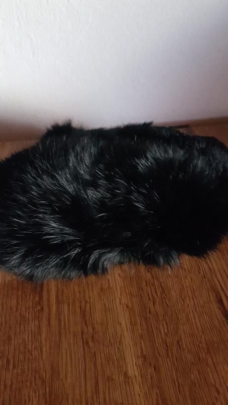 Ciapka z pravej kozusiny ,cierna,pouzita dvakrat, xl