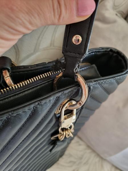 Uznajú reklamáciu tašky Guess v Parndorfe?