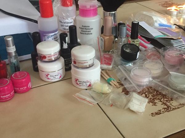 Hľadám modelku mám modelovanie nechtov