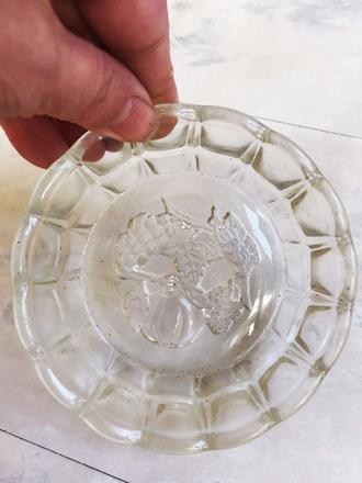 Starožitná mištička z hrubého skla,