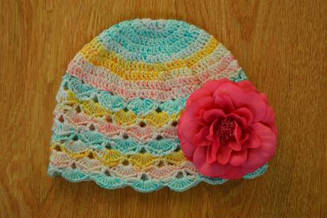 Háčkovaná čiapočka s kvetom, <50 - 158