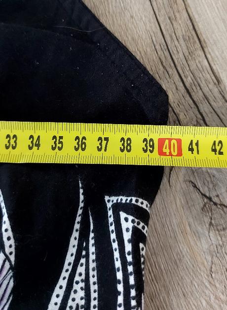 Čierne kvetinové šaty, l