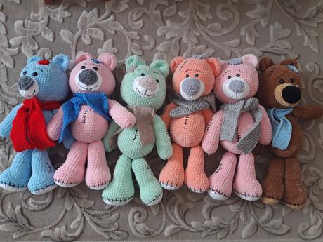 Háčkovaní mackovia, 