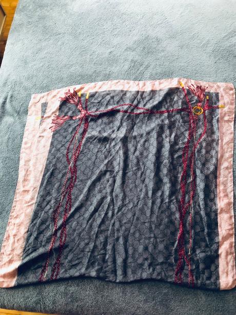 Ruzovoseda satka na krk, 