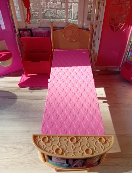 Barbie dom s bábikami a so psom, 