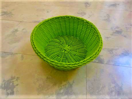 Pestrý plastový vypletaný košík,