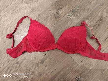Cervena podprsenka, 70b