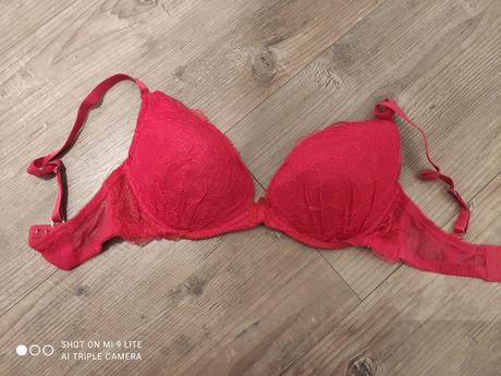 Cervena podprsenka, 70b