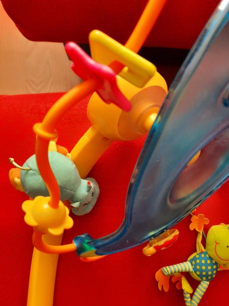 Kololotoč nad postielku, hrá, toči sa a svieti,