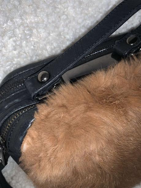 Kožená crossbody kabelka s pravou kožušinou, 