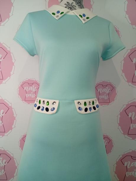 Mentolové šaty s kamienkami, s