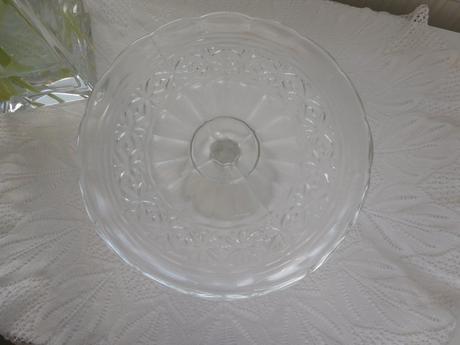 Podnos tortový livované sklo na nožičke,, 
