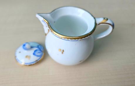 Miniatúrna porcelánová dózička s vrchnákom, modrob,