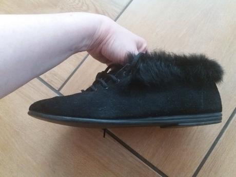 Čierne topánky s kožušinkou okolo členka, 40