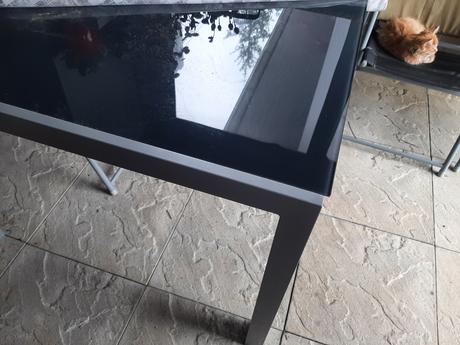 Veľký antracitový stôl zo sklom.,