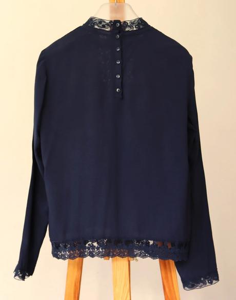 Tmavomodrá romantická blúzka s filigránskou čipkou, promod,m