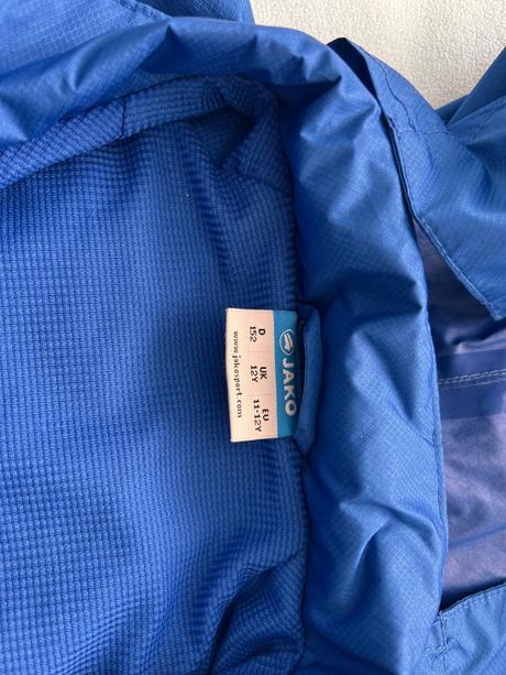 Nepremokavá vetrovka, 152