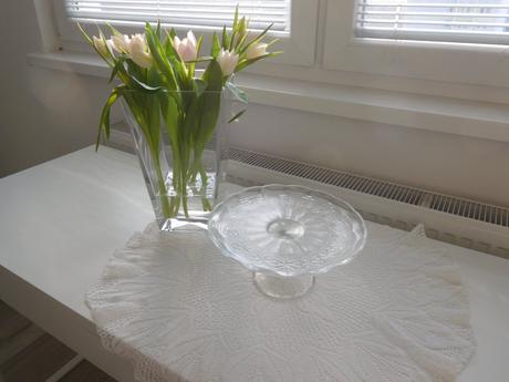 Podnos tortový livované sklo na nožičke,, 