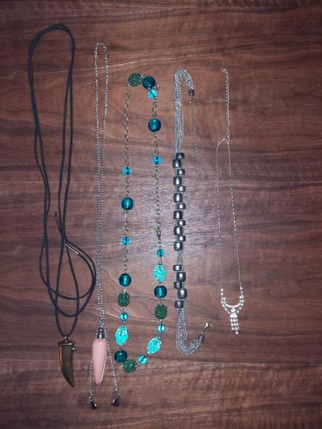 5ks bižu náhrdelníky + brošňa,