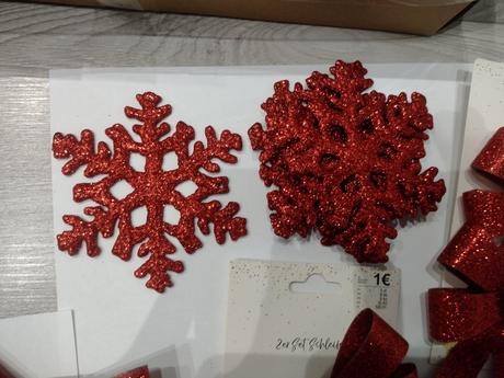 Veľká zbierka červených vianočných ozdôb,