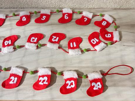 Adventný kalendár s čižmičkami na zavesenie, 