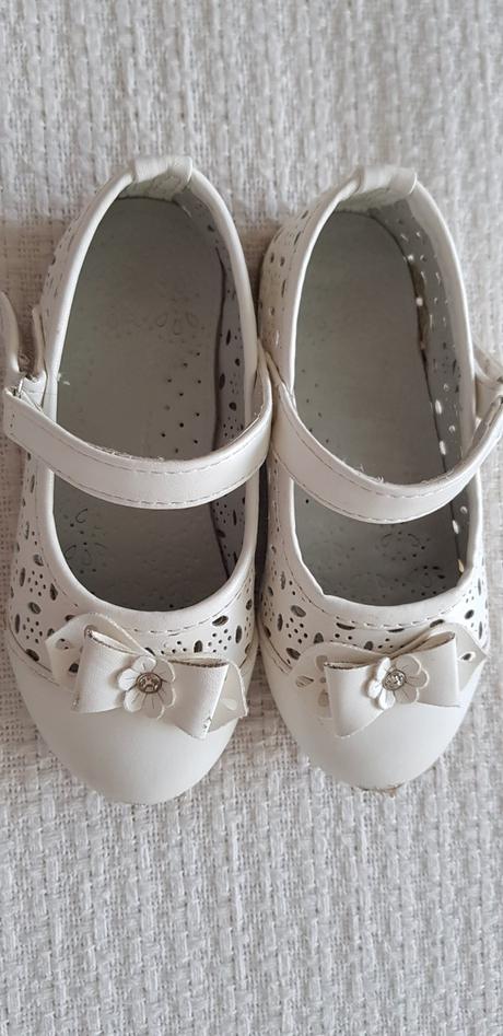 Uzavreté sandále, 26