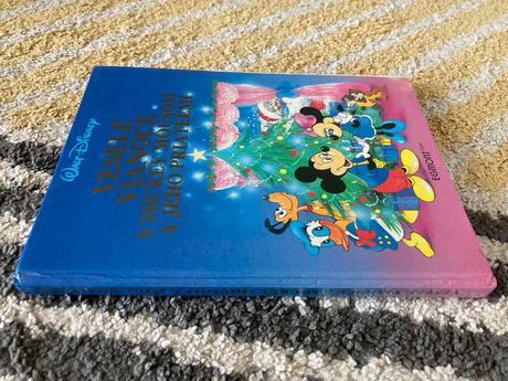 Veselé vianoce s mickey mousom a jeho priateľmi,