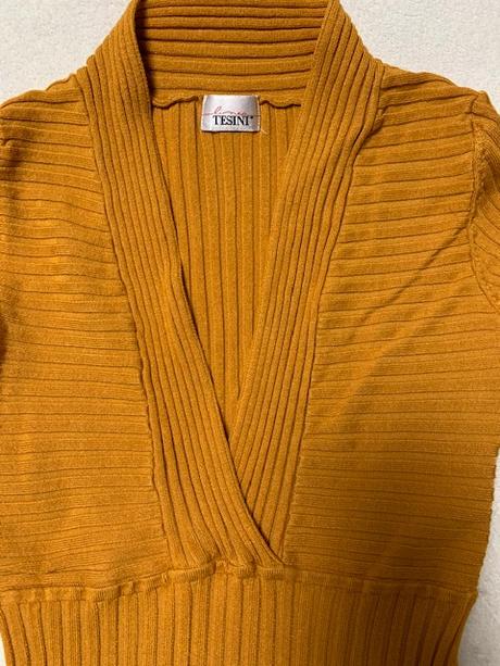 Horčicový úzky elastický svetrík s výstrihom, m