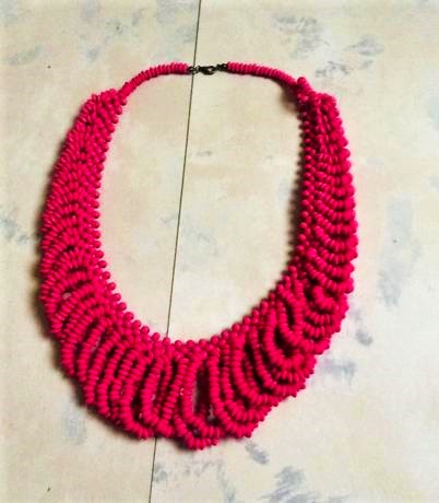 Zaujímavý vejárovitý drevený náhrdelník, 