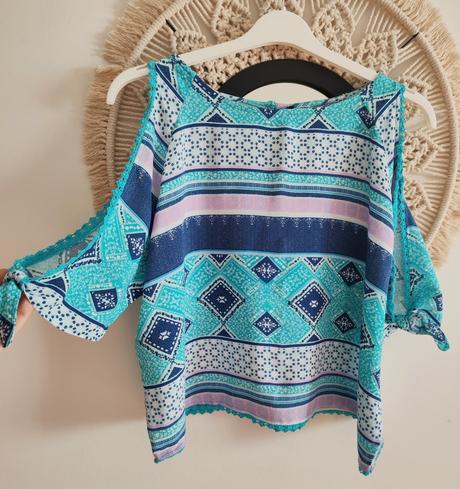 Top s odhalenými ramenami, m