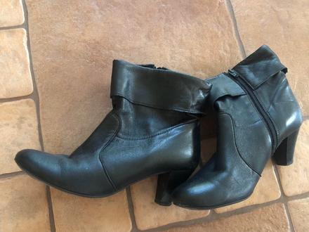 Cierne kotnikove topanky, baťa,38