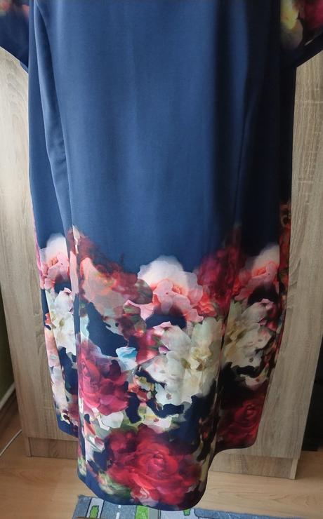 Elegantné tmavomodré kvetované šaty, 50