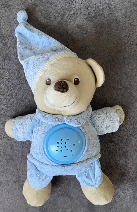 Macko miluš s hudbou a projektorom,