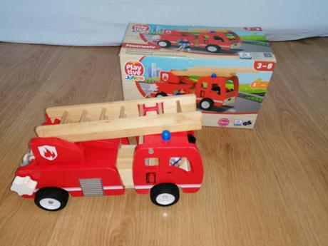 Hasiči a hasičské auto,