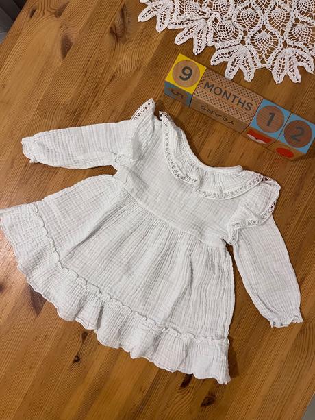 Mušelínové šaty, 74