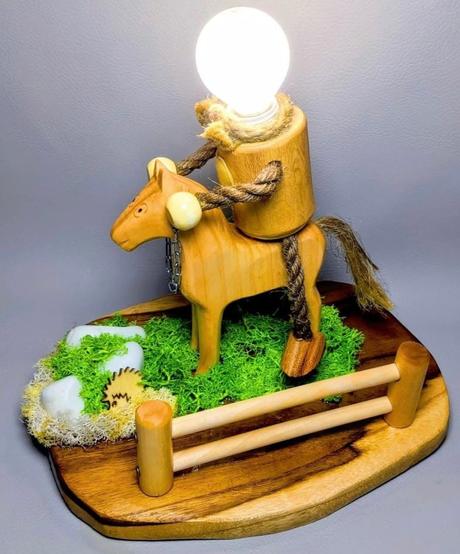 Krásna handmade drevená lampa konik,