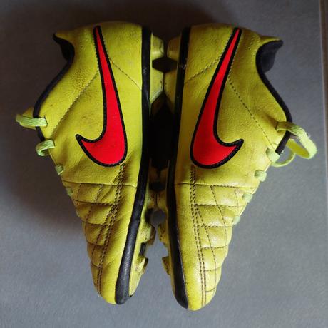 2x kopačky na futbal a tricko s futbalistami, nike,29