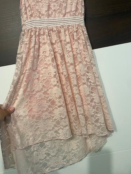 Cipkovane šaty, 140