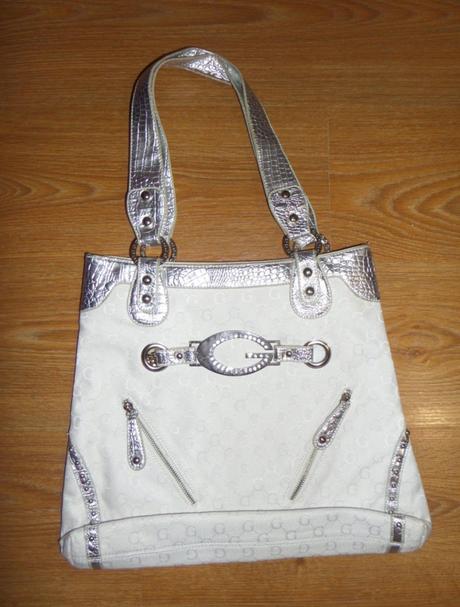 Bielo-strieborná kabelka guess, guess