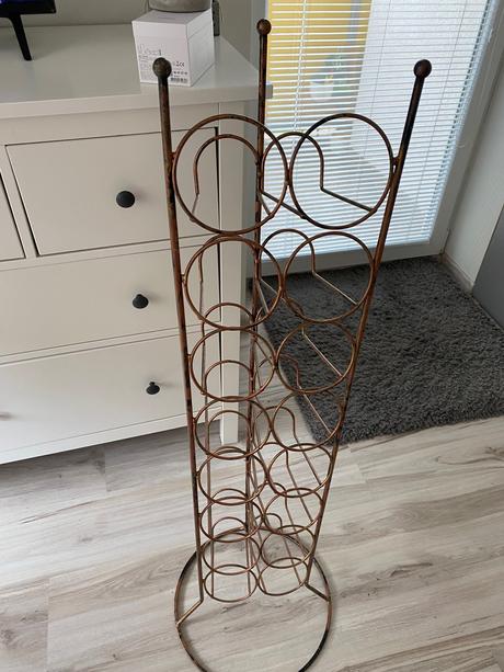 Krásny medený stojan na vínové fľaše, 