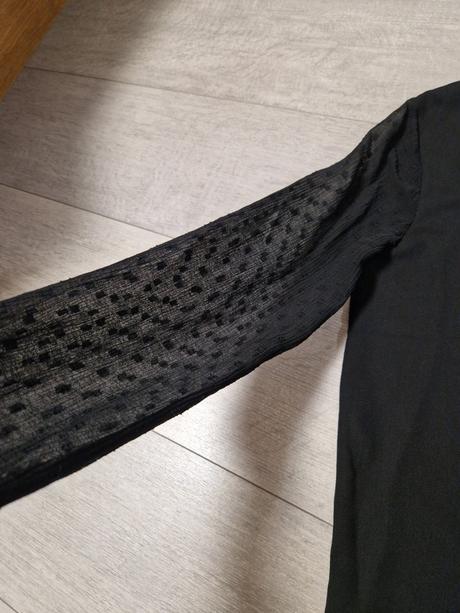 Čierne tričko s transparentnými rukávmi, s