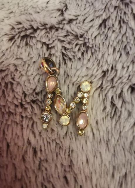 Prívesok na náhrdelník písmeno m, avon