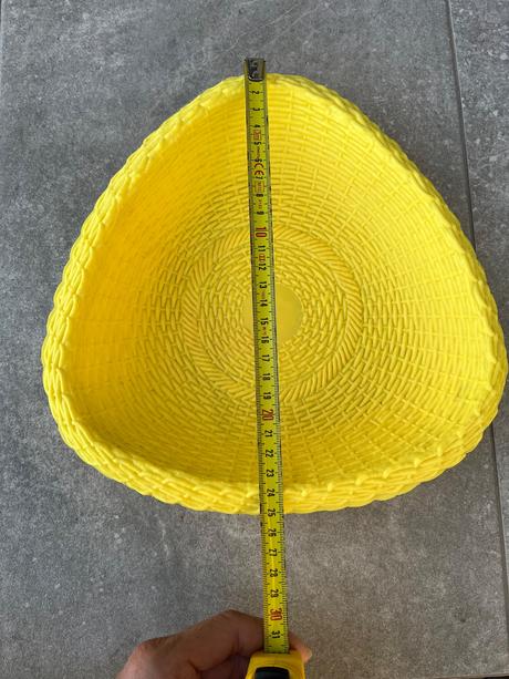 Žltý košík z plastu, 